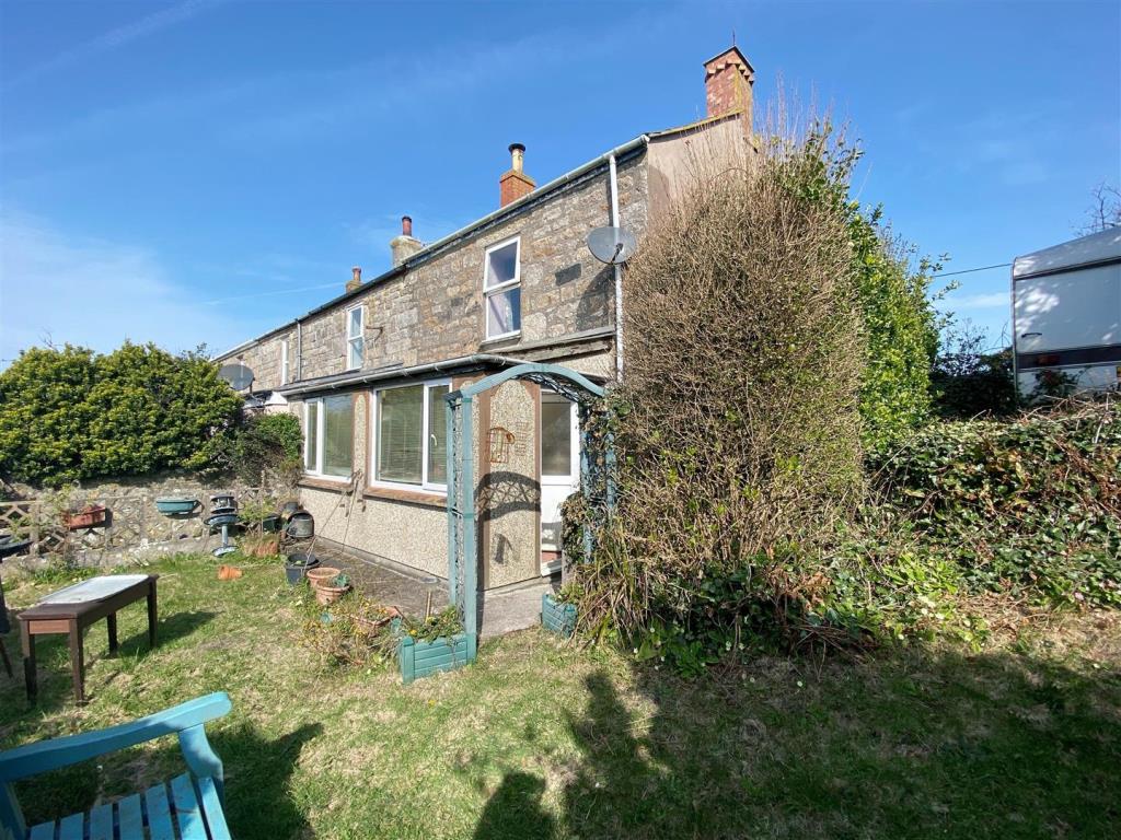 Lot: 55 - COTTAGE FOR RENOVATION SITTING ON GENEROUS PLOT -